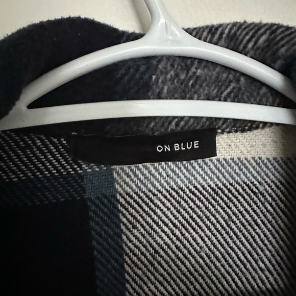 On Blue x Medium x Navy Blue Plaid Shaket - Picture 3 of 3